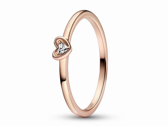 Ein zarter Herzring aus Roségoldvergoldung mit einem funkelnden Zirkonia, Größe 52, von Pandora. Der Ring zeigt ein minimalistisches Design und eignet sich perfekt für besondere Anlässe.