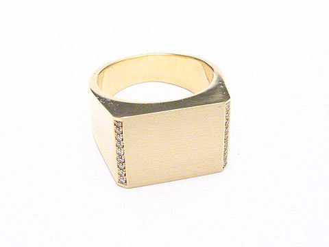 Massiver Goldring aus 585er Gold mit Brillanten, Hersteller Juwelier Harnisch, Größe über 60/19, quadratische Form mit dezenten Diamanten seitlich.