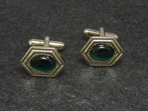 20261-0 Manschettenknöpfe in grünem Design mit goldfarbener Umrandung, Maße 20,2 mm, Hersteller Juwelier Harnisch, stilvoll und elegant für besondere Anlässe.