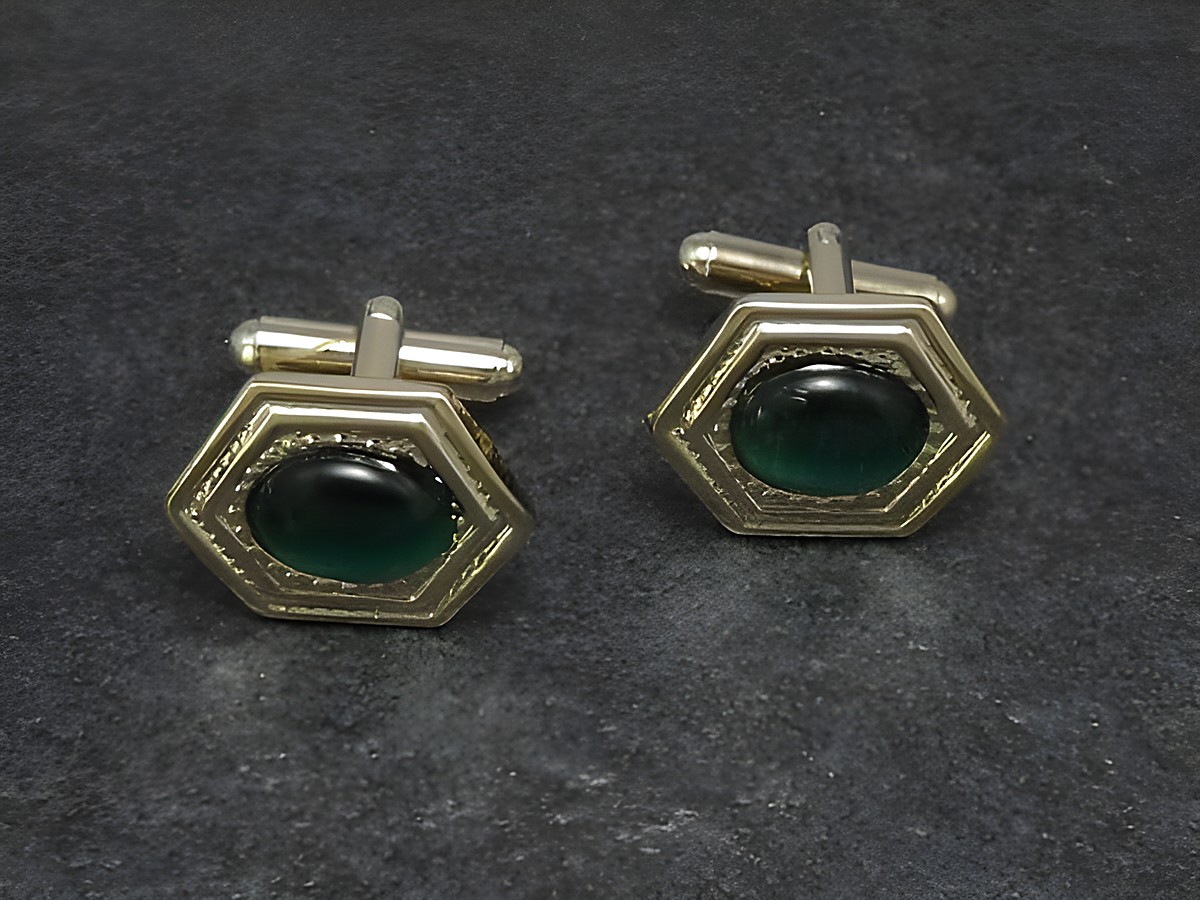 Manschettenknöpfe in grünem Design mit goldfarbener Umrandung, Maße 20,2 mm, Hersteller Juwelier Harnisch, stilvoll und elegant für besondere Anlässe.