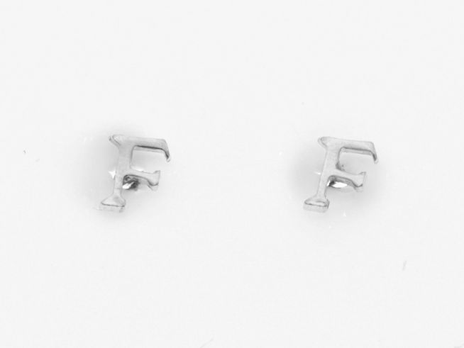 Ohrringe Ohrstecker Buchstabe F aus Silber 925 mit Initialien, hergestellt von Juwelier Harnisch, elegant und zeitlos, perfekt als Geschenk oder für den eigenen Schmuckkasten.