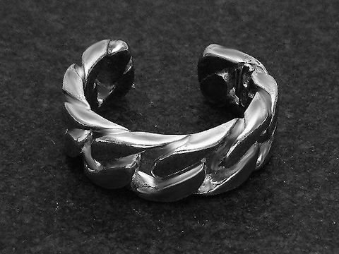 Silberring in Panzerketten-Design, Größe wenig verstellbar, Hersteller Juwelier Harnisch, ohne Stein, glänzende Oberfläche, zeitlos und modern.