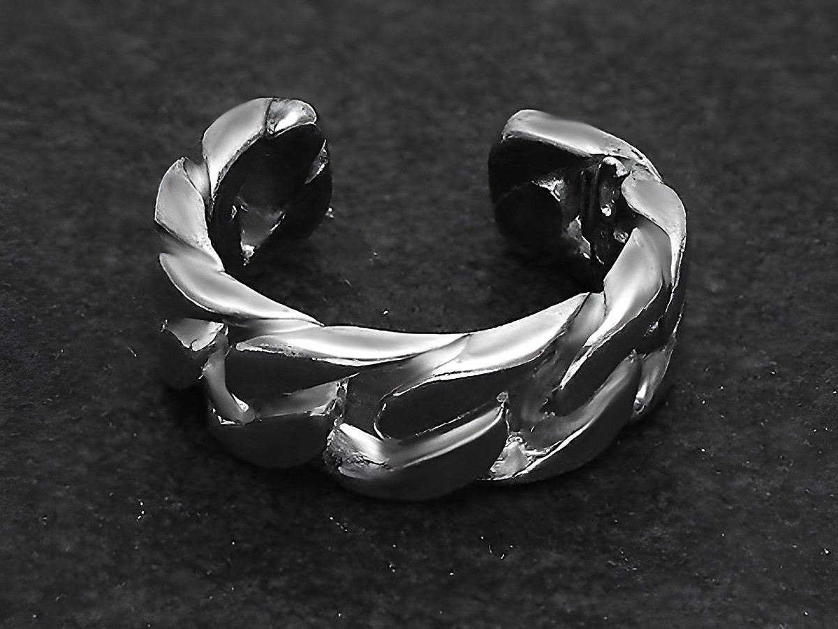 Silberring in Panzerketten-Design, Größe wenig verstellbar, Hersteller Juwelier Harnisch, ohne Stein, glänzende Oberfläche, zeitlos und modern.