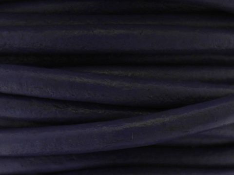 Lederband in Violett mit einer Länge von 75 cm und einer Breite von 3 mm, ausgestattet mit einem Silber Bajonett, hergestellt von Juwelier Harnisch.