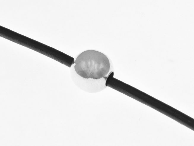 Anhänger Kugel aus Sterling Silber, poliert und schlicht, auf einem schwarzen Band dargestellt, Hersteller Juwelier Harnisch, für eleganten Schmuck.