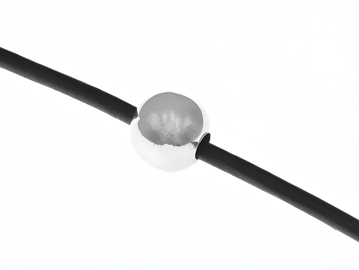 Anhänger Kugel aus Sterling Silber, poliert und schlicht, auf einem schwarzen Band dargestellt, Hersteller Juwelier Harnisch, für eleganten Schmuck.