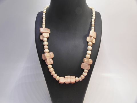 Holzkette Multiform 33 mm naturbraun 60 cm Holz Schmuck von Juwelier Harnisch, bestehend aus runden und quadratischen Holzperlen in verschiedenen Farben und Größen.