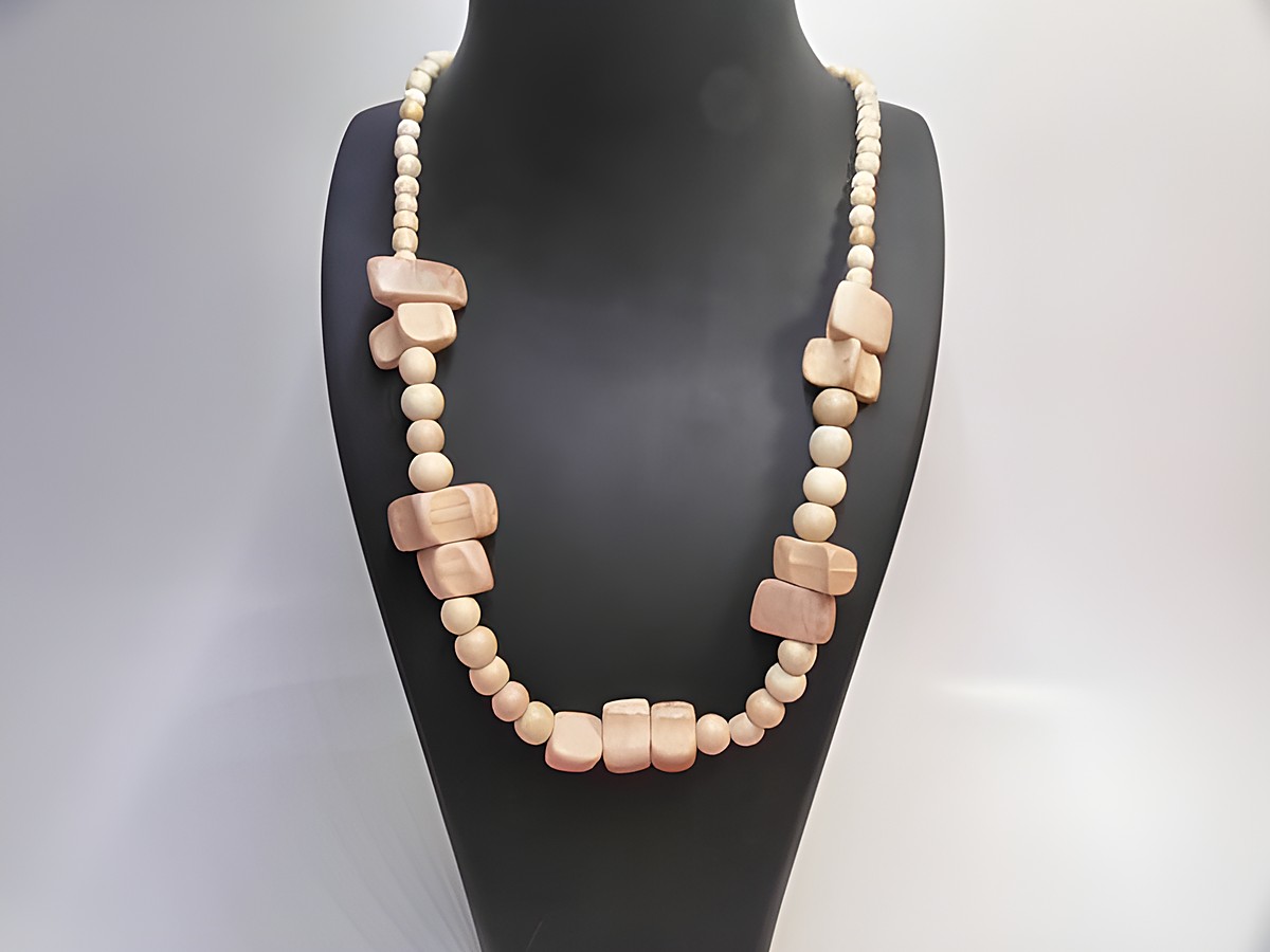 Holzkette Multiform 33 mm naturbraun 60 cm Holz Schmuck von Juwelier Harnisch, bestehend aus runden und quadratischen Holzperlen in verschiedenen Farben und Größen.