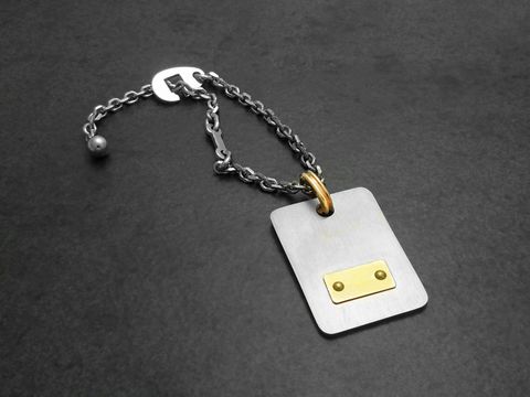 61286-0 Edelstahl Schlüsselanhänger mit Vergoldung von Juwelier Harnisch, elegant und modern gestaltet, mit robustem Metallring und einer rechteckigen Plakette für persönlichen Stil.