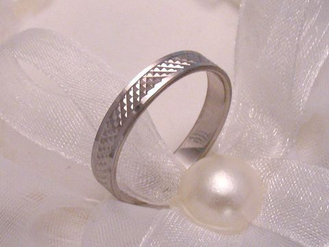 Trauring Ehering GORGEOUS Weißgold 333 in Größe 64/20,4, mit fein strukturierter Oberfläche, präsentiert auf einem zarten Stoffband mit einer Perle, Hersteller Juwelier Harnisch.