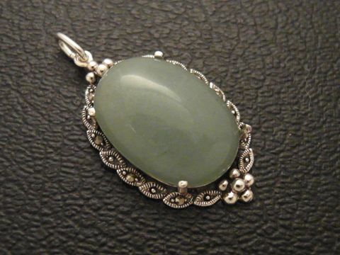 Cabochon Aventurin Silber Medaillon Anhänger mit filigranem Design, hergestellt von Juwelier Harnisch, hochwertiger Cabochonstein in sanften Grüntönen.
