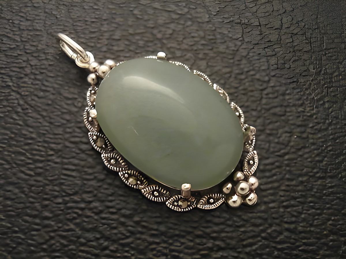 Cabochon Aventurin Silber Medaillon Anhänger mit filigranem Design, hergestellt von Juwelier Harnisch, hochwertiger Cabochonstein in sanften Grüntönen.