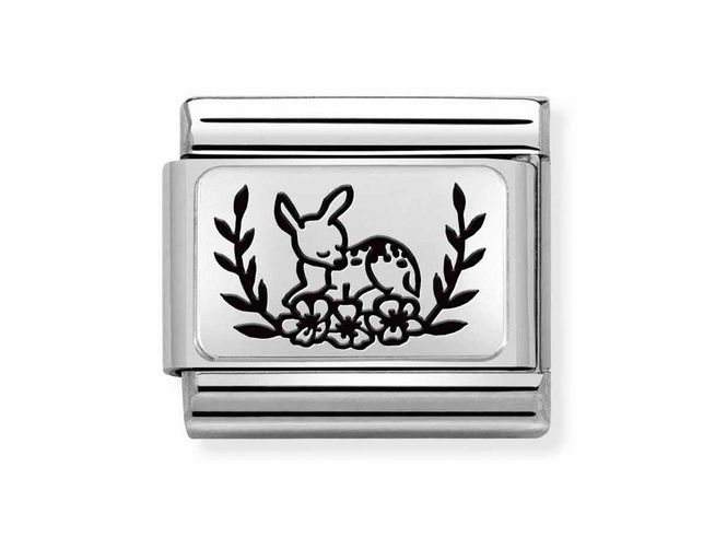 Silbernes Charm aus Edelstahl von Nomination zeigt einen Damhirsch umgeben von Blumen, detailreiche Gravur und moderne Optik für stilvolle Akzente. Ideal für modische Armbänder.