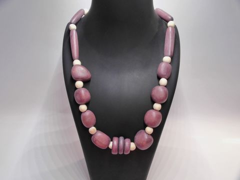 Holzkette Multiform in naturbraun-braun mit einer Länge von 60 cm. Der Schmuck besteht aus unterschiedlich geformten Holzperlen in bunten Farbtönen und wird von Juwelier Harnisch angeboten.