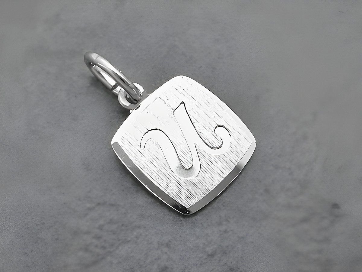 Silber Anhänger in Form des Buchstabens U, eckig und teilmattiert, rhodiniert, Hersteller: Juwelier Harnisch. Ideal für persönlichen Schmuck.