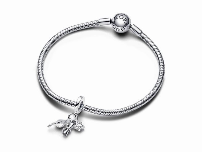Dreifacher Charm-Anhänger aus Silber von Pandora mit funkelndem Zirkonia in klar, kombiniert mit einem eleganten Armband für einen stilvollen Look.