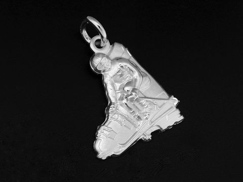 Skifahrer auf Ski Schuh aus 925 Sterling Silber rhodiniert, ideal für Winter Sportliebhaber, gefertigt von Juwelier Harnisch, hochwertiger Silber Anhänger.