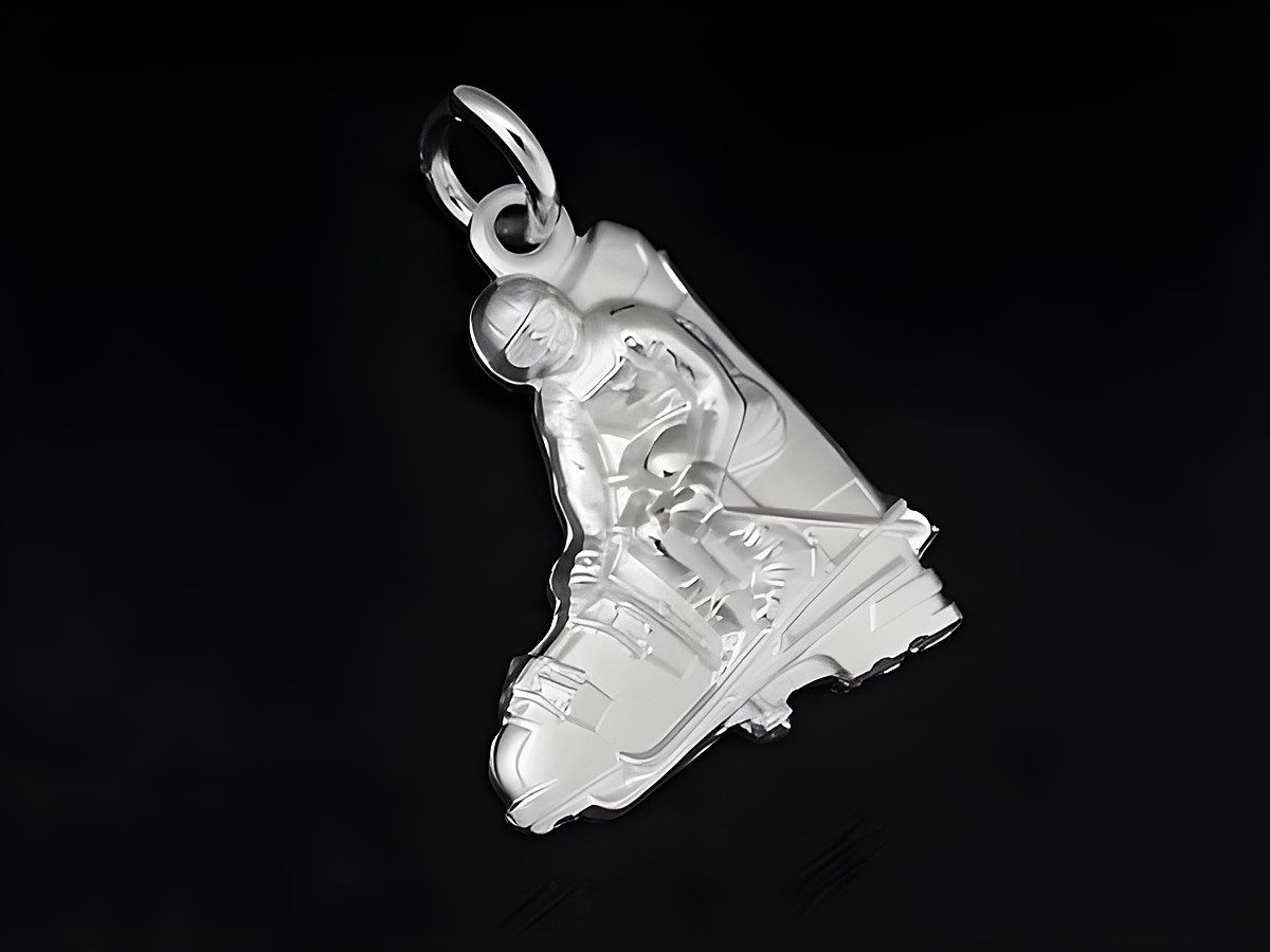 Skifahrer auf Ski Schuh aus 925 Sterling Silber rhodiniert, ideal für Winter Sportliebhaber, gefertigt von Juwelier Harnisch, hochwertiger Silber Anhänger.