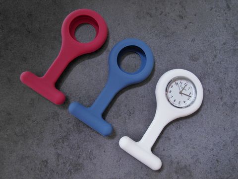 Krankenschwesteruhr im Wechselrahmen, drei Farben in rot, blau und weiß. Hersteller Juwelier Harnisch, ideal für den Einsatz im Gesundheitswesen.