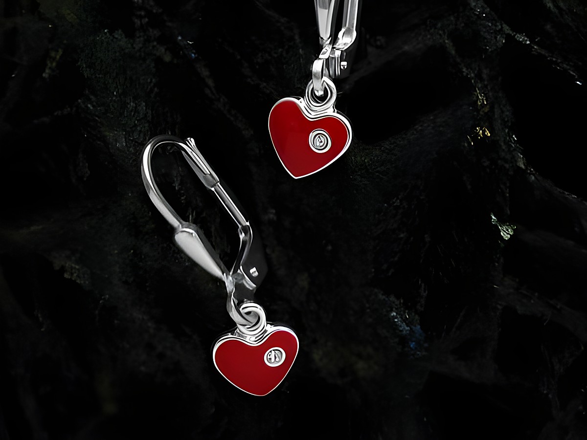 Herz emaillierter Sterling Silber Ohrhänger mit Kristall, Hersteller Juwelier Harnisch, für Kinder. Schmuckstück in Herzform mit rot emaillierter Oberfläche.