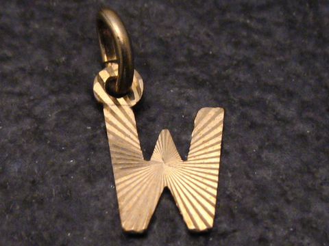 W Gold 333 Druck Buchstaben Anhänger schlicht Hersteller Juwelier Harnisch Buchstabe W mit einer gestreiften Oberfläche und einer Öse zum Anhängen.