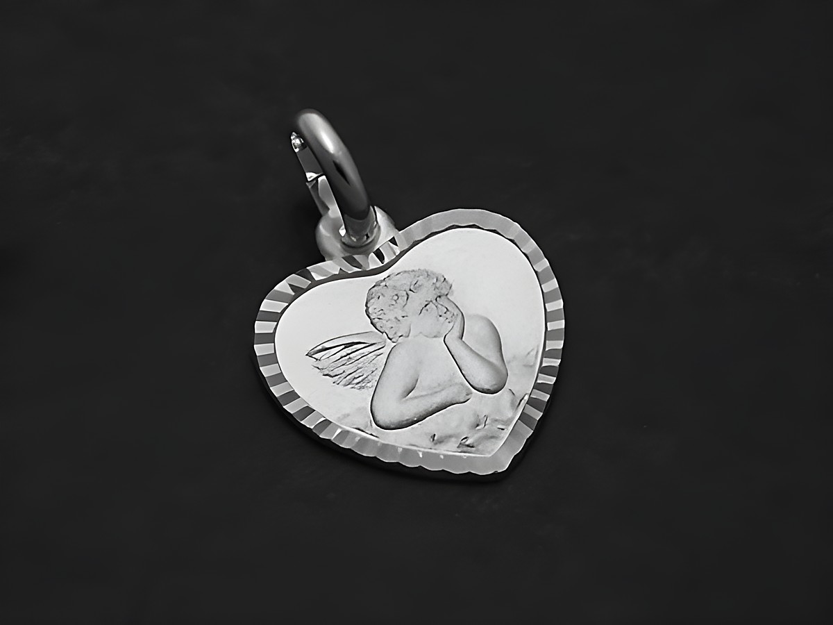 Herz Anhänger aus Sterling Silber mit einem Engel auf Wolke, detailreich gestaltet, Hersteller Juwelier Harnisch, perfekt als Schmuckstück zum Verschenken oder für den eigenen Gebrauch.
