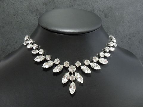 Strass Kette individuell in weiß, 43-46 cm, silberfarben von Juwelier Harnisch, mit eleganter silberfarbener Fassung, funkelnde Steine in verschiedenen Formen.
