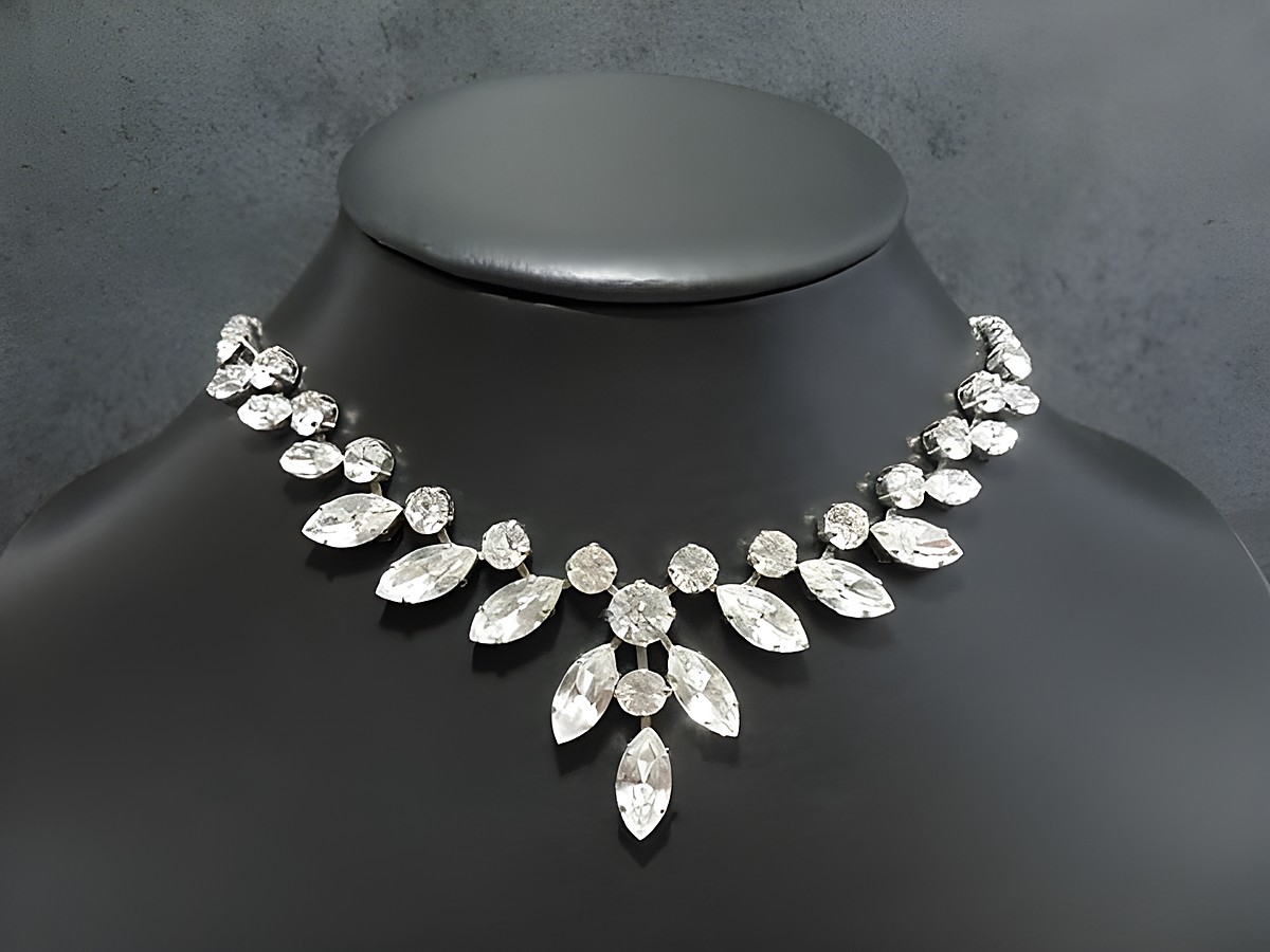 Strass Kette individuell in weiß, 43-46 cm, silberfarben von Juwelier Harnisch, mit eleganter silberfarbener Fassung, funkelnde Steine in verschiedenen Formen.