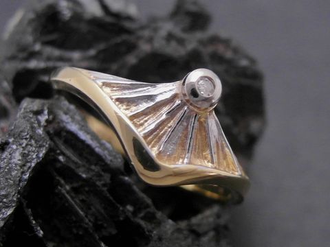 Gold Ring unvergänglich Gold 333 bicolor Diamant Goldring Gr. 52 Hersteller Juwelier Harnisch bis Gr. 52 17 mit elegantem Design und funkelndem Stein auf einem dunklen Untergrund.