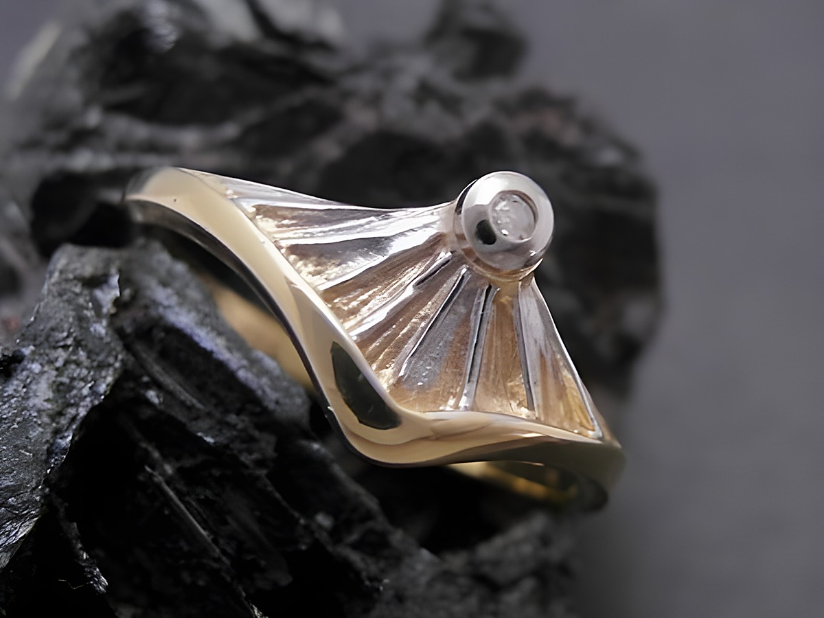 Gold Ring unvergänglich Gold 333 bicolor Diamant Goldring Gr. 52 Hersteller Juwelier Harnisch bis Gr. 52 17 mit elegantem Design und funkelndem Stein auf einem dunklen Untergrund.