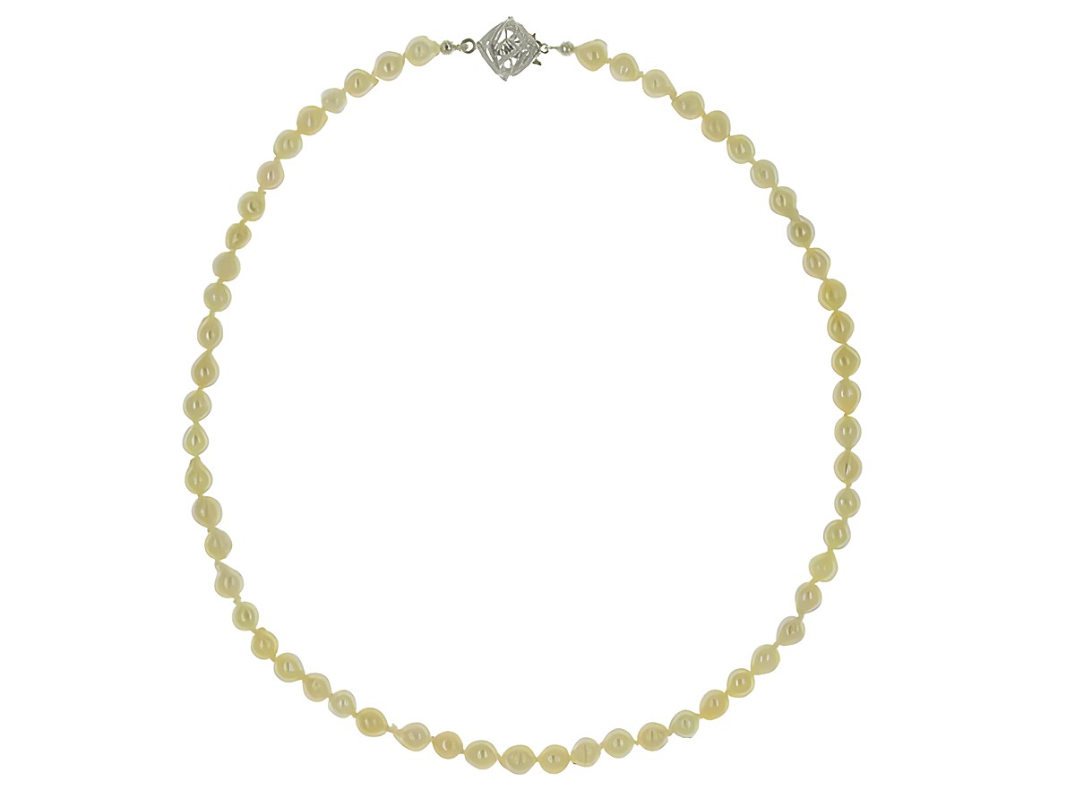 Perlenkette aus Süßwasser-Zuchtperlen in Barockform, Farbe Creme-Champagner, Durchmesser 6-6,5 mm, Länge 49 cm, mit einem klassischen Silberverschluss, Hersteller Juwelier Harnisch. – Ansicht 3