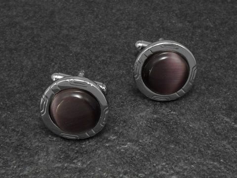 Manschettenknöpfe in lila mit einem Durchmesser von 19,6 mm, silberfarbenes Design, hergestellt von Juwelier Harnisch, bieten elegante Akzente für jedes Outfit.