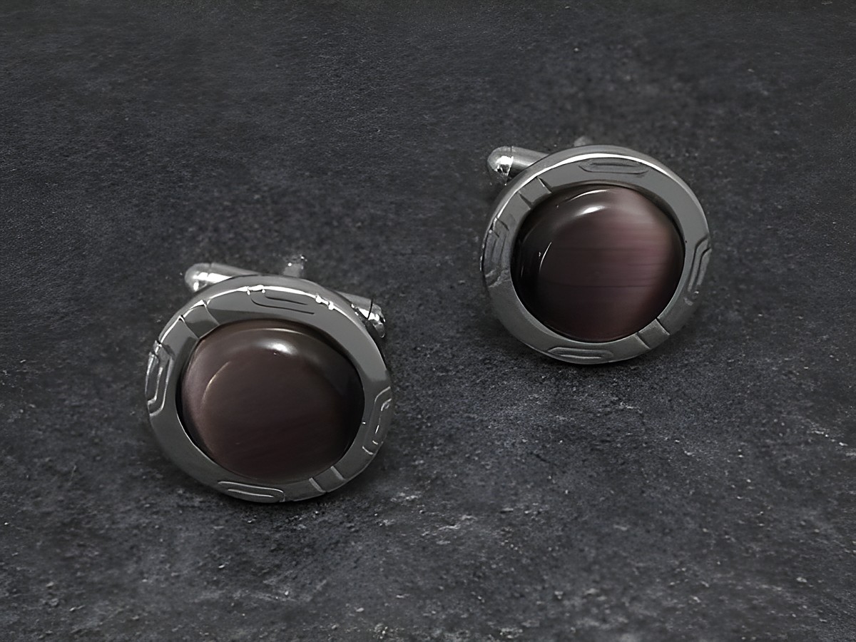 Manschettenknöpfe in lila mit einem Durchmesser von 19,6 mm, silberfarbenes Design, hergestellt von Juwelier Harnisch, bieten elegante Akzente für jedes Outfit.