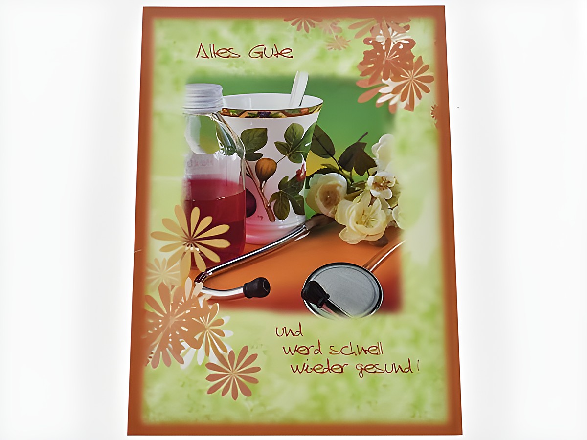 Eine Genesungskarte mit dem Text Alles Gute und werd schnell wieder gesund, darauf eine Medizinflasche, eine Tasse, Blumen und ein Stethoskop, Hersteller Juwelier Harnisch, Genesungskarten.