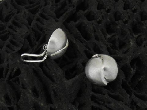 Design Ohrclips in schlichtem Stil aus sterling Silber rhodiniert, teilmattiert, vom Hersteller Juwelier Harnisch, präsentieren sich elegant und modern auf einer dunklen Unterlage.