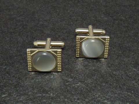 Perlmuttfarbene Manschettenknöpfe mit 17,6 mm Durchmesser in goldfarbener Ausführung vom Juwelier Harnisch, elegant und stilvoll für jeden Anlass.