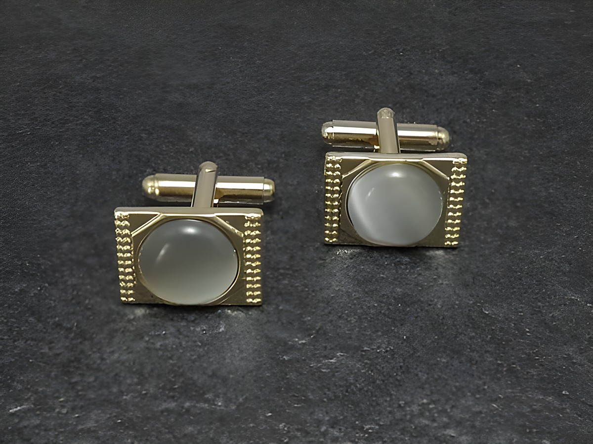 Perlmuttfarbene Manschettenknöpfe mit 17,6 mm Durchmesser in goldfarbener Ausführung vom Juwelier Harnisch, elegant und stilvoll für jeden Anlass.