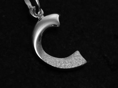 Buchstabe C Anhänger teilmattiert aus Sterling Silber, hergestellt von Juwelier Harnisch, elegant und schlicht, ideal als persönliches Schmuckstück oder Geschenk.