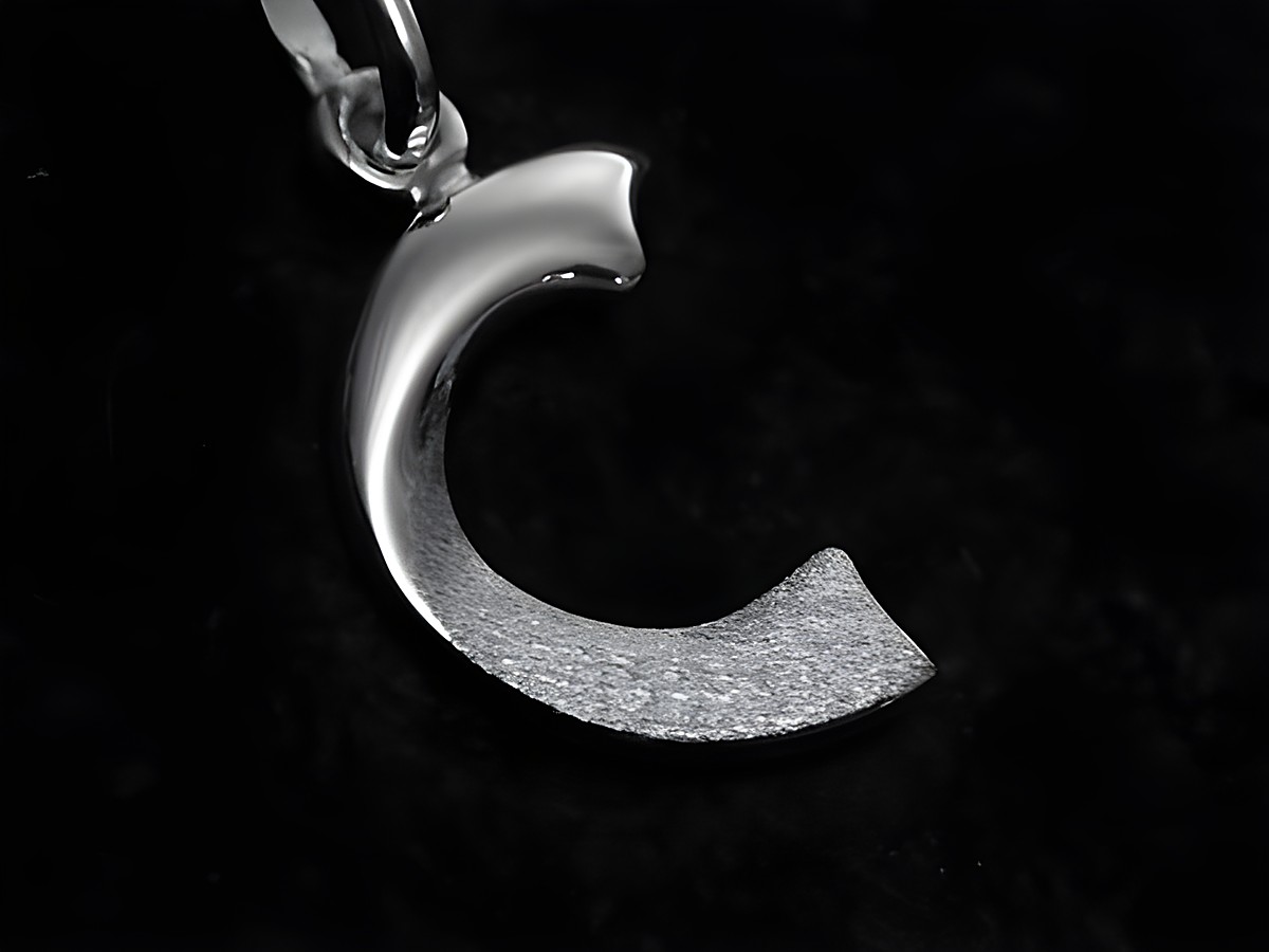 Buchstabe C Anhänger teilmattiert aus Sterling Silber, hergestellt von Juwelier Harnisch, elegant und schlicht, ideal als persönliches Schmuckstück oder Geschenk.