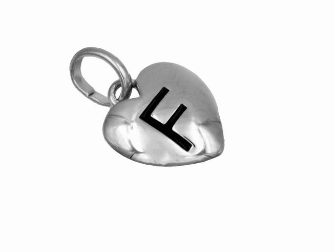 Anhänger in Herzform aus 925 Sterling Silber, poliert und rhodiniert, mit dem Buchstaben F, ideal als Kindergeschenk, hergestellt von Juwelier Harnisch.