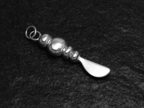 Anhänger Messer aus echtem Silber mit dekorativen runden Elementen, ideal als Geschenkidee, Hersteller Juwelier Harnisch, passend für verschiedene Berufe.