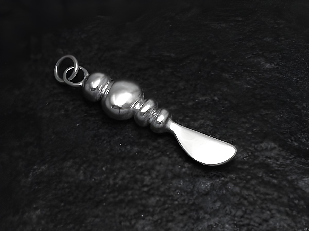 Anhänger Messer aus echtem Silber mit dekorativen runden Elementen, ideal als Geschenkidee, Hersteller Juwelier Harnisch, passend für verschiedene Berufe.