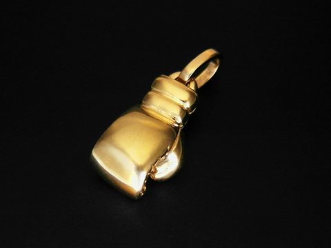 Gold Anhänger in Form eines Boxhandschuhs, gefertigt aus Gold 750, mit brillanten Akzenten, Handarbeit des Herstellers Juwelier Harnisch, ideal für Boxhandschuhe-Liebhaber.