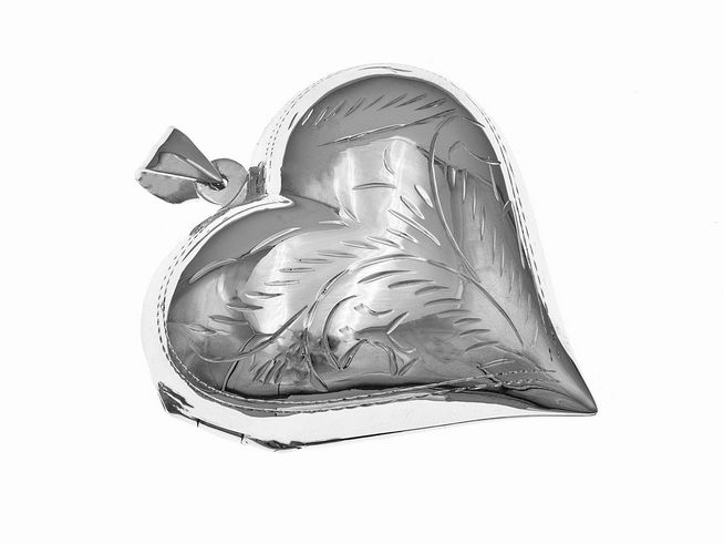 Silber XXL Medaillon in Herzform mit floralen Mustern, hergestellt von Juwelier Harnisch, perfekte Geschenkidee für Liebende. Attraktive, glänzende Oberfläche und detailreiche Gestaltung.