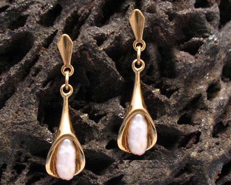 Elegante Gold Ohrhänger mit Süsswasser Zuchtperle vom Juwelier Harnisch, stilvoll gestaltet mit einem schönen Stein, ideales Accessoire für besondere Anlässe.