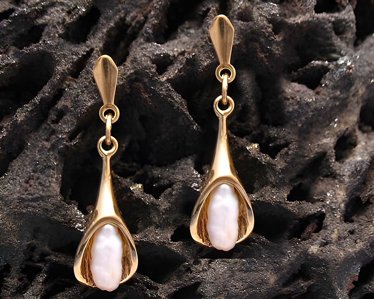 Elegante Gold Ohrhänger mit Süsswasser Zuchtperle vom Juwelier Harnisch, stilvoll gestaltet mit einem schönen Stein, ideales Accessoire für besondere Anlässe.