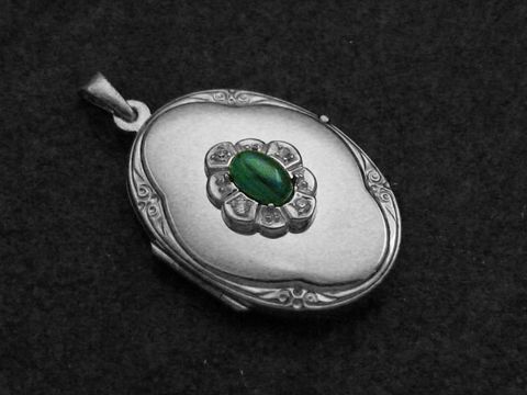 Malachit grün Medaillon Cabochon aus Sterling Silber mit Zirkonia von Juwelier Harnisch, filigranes Design und ansprechender Glanz, ideal als Schmuckstück für besondere Anlässe.