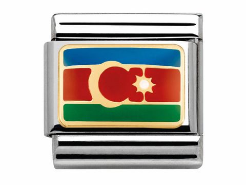 Ein klassisches Charm mit der Flagge Aserbaidschans, bestehend aus gold und Emaille, eingefasst in einem silbernen Rahmen, ideal für Armbänder und Schmuckliebhaber.