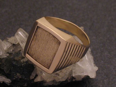 Goldring aus Gold 333 in Größe 67, Hersteller Juwelier Harnisch, mit einem rechteckigen, strukturierten Kopf und eleganten Rillen. Ideal für den stilbewussten Mann.