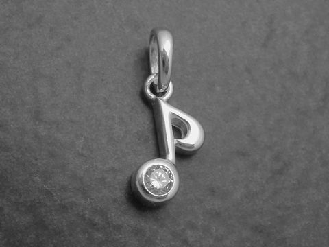 Silber Anhänger in Form einer Note mit weißem Zirkonia, geeignet für Musikfans, hergestellt von Juwelier Harnisch. Perfektes Schmuckstück für Musikliebhaber.